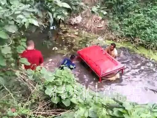 现场救援视频截图,中间男子就是王峰。