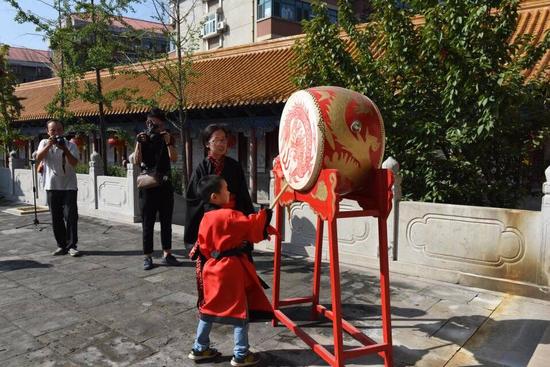 学生代表王烁击鼓明志。