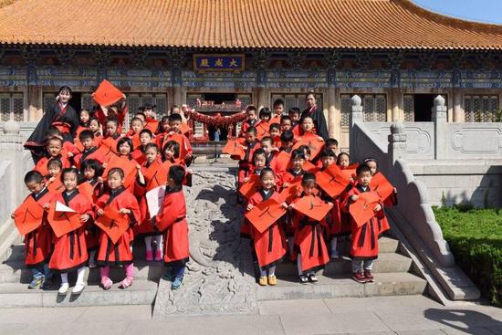 同学们在参观中了解并传承中国传统文化。