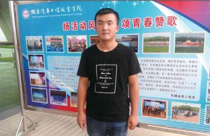 退役士兵大學生魏汝業到校報到。 本報記者 李楠楠 攝