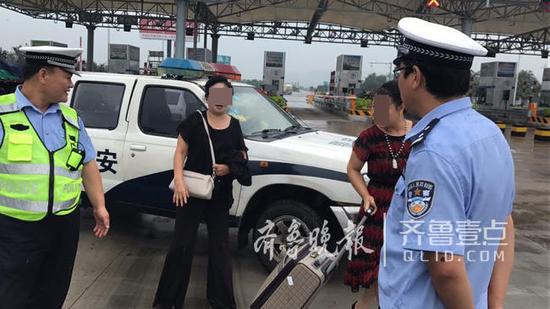 圖為:迷路的七旬老人(左二)向民警表達謝意