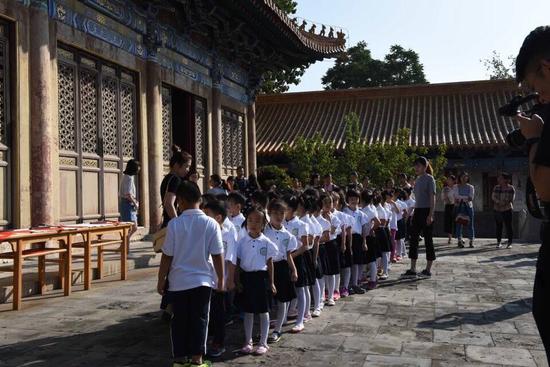 同学们在班主任姜萌萌和语文老师赵君的带领下，来到济南府学文庙。