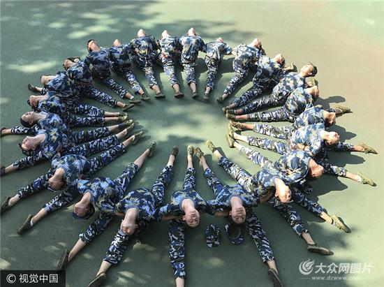 2017年9月7日，济南，在山东师范大学千佛山校区的新生军训场地，千余名2017级新生们开始军训。