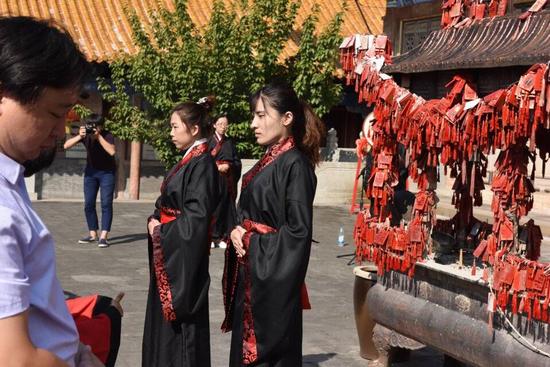 学生向老师行拜师礼。