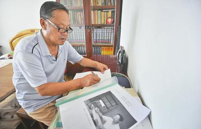 王守琨戴著花鏡整理已故恩師唐樂群的文字資料 記者郭堯 攝
