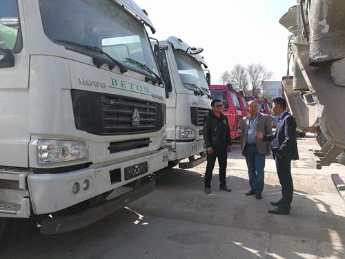 中國重汽生產的卡車和混凝土攪拌車等工程車輛,已在哈薩克斯坦當地“走紅”。