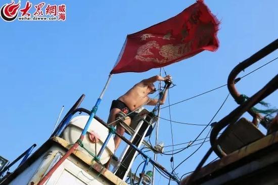 于海波正在修理船上的灯,作为渔船的大车,船上所有的机械,线路的维修都是他的活。