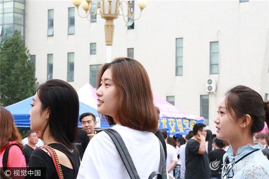 山东艺术学院新生报到,美女帅哥颜值爆表。