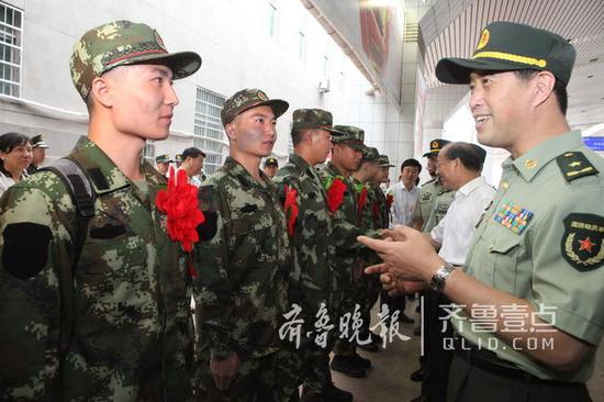 (省军区司令员赵冀鲁与3对双胞胎兄弟交谈。)