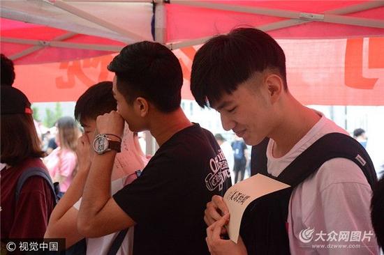 山东艺术学院新生报到,美女帅哥颜值爆表。