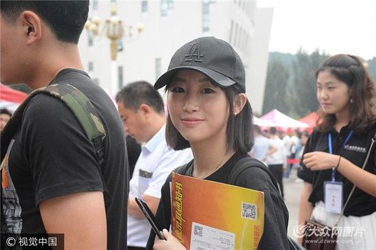 山东艺术学院新生报到,美女帅哥颜值爆表。