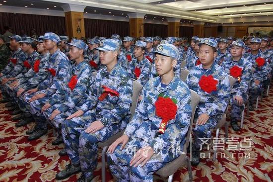 9月11日上午,2017年度臨沂首批新兵踏上征程奔赴軍營。