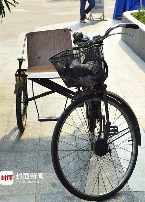 刘爷爷所骑的偏斗自行车在上世纪80年代成都最风行，被戏称为“耙耳朵”自行车。