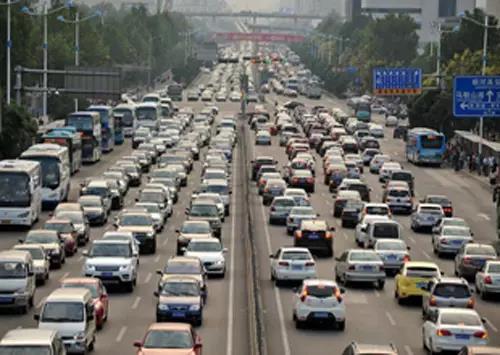 小編來舉例：經十路相比較南北向道路來說，車流量較大，所以經十路東西方向綠燈時間就會相比較長。
