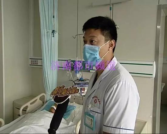 傷者的主治醫生在接受采訪。