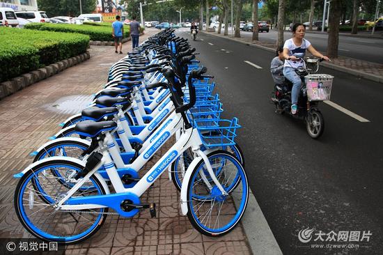 2017年9月6日,山東淄博,支付寶共享單車落戶淄博,用車時(shí)用手機(jī)掃一下二維碼即可隨時(shí)走起,方便快捷!