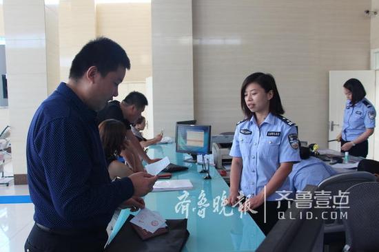 濟南舜華路派出所戶籍民警賈淑文正在給群眾辦理戶籍業務。杜洪雷 攝