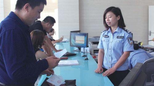 濟南舜華路派出所戶籍民警賈淑文正在給群眾辦理戶籍業務。本報記者杜洪雷攝