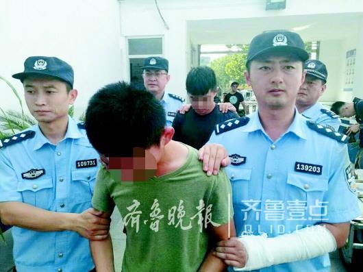付文斌押解嫌疑人张某。