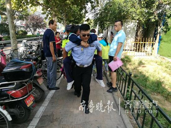 几分钟后,小姑娘被送到了急诊,民警也和其家人取得了联系通知他们到医院来。