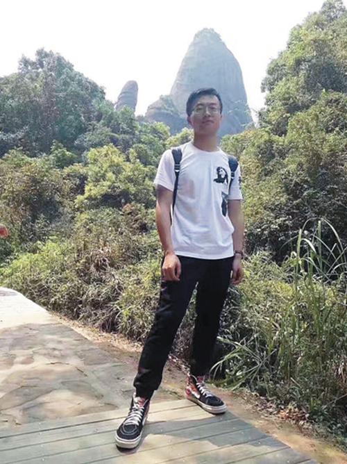 王耀棟喝下了第六杯酒。
