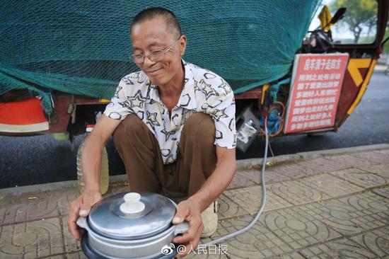 丈夫在做饭。