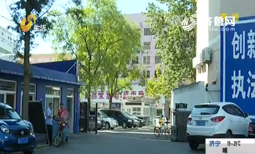 原來,男子是酒席間出來挪車,錯把警隊大院當成了停車場。