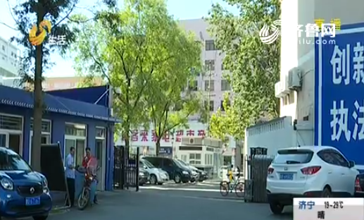 原来，男子是酒席间出来挪车，错把警队大院当成了停车场。