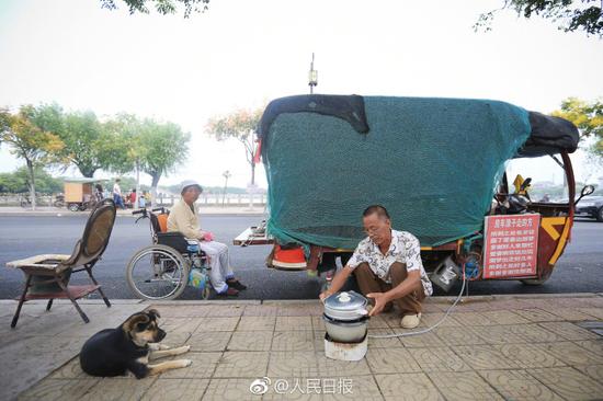 丈夫在做飯，妻子在旁觀看。