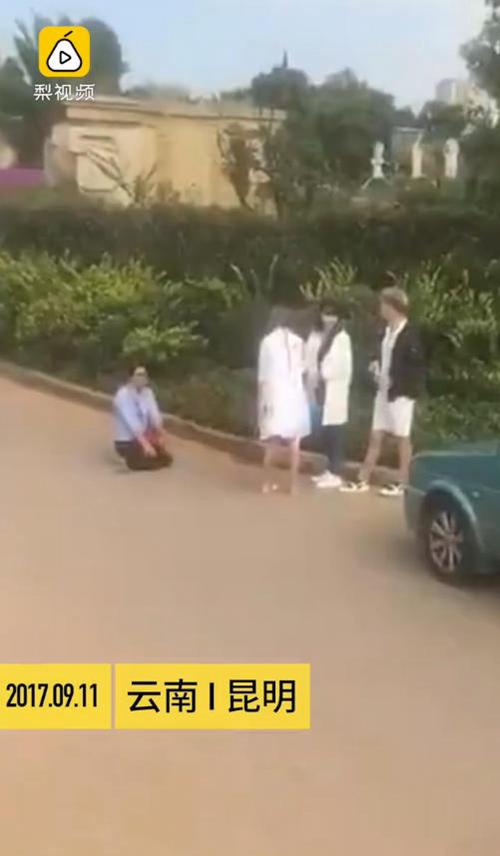 9月11日，云南昆明一女出租車司機被乘客指繞路，因怕乘客投訴而跪在其面前。