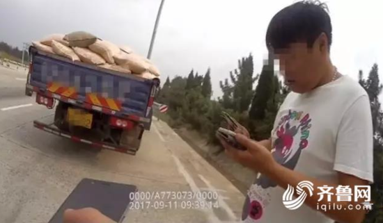在执勤民警的询问下,该驾驶员报出了自己的身份证号,身份证号为3706221966****1452,称名叫王某钦。