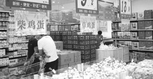 國慶節前夕的雞蛋價格上漲, 普通雞蛋每斤超過5元。 本報記者 周青先 攝