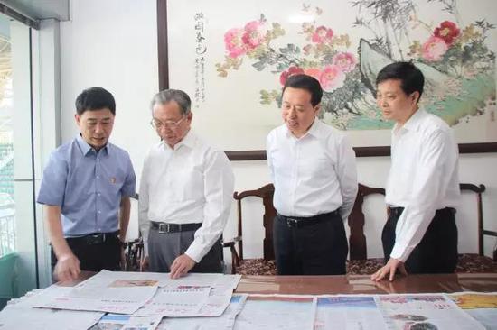 刘家义浏览人民日报十九大特刊山东篇八个整版及其他山东头版头条。