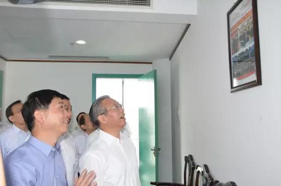 刘家义参观人民日报专页——习总书记考察人民日报社。