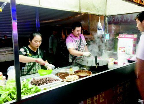 王景山夫婦在夜市上忙活。