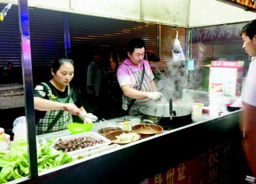 王景山夫妇在夜市上忙活。