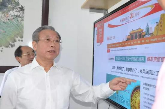 刘家义参观人民网山东频道。