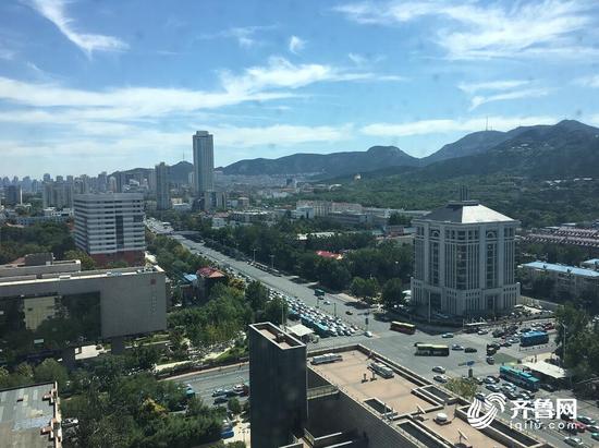 近幾日,濟南天空出奇的藍,一派秋高氣爽的好景致。。湛藍的天空讓很多濟南人忍不住拿起手機拍照留念。(閃電新聞記者 張偉攝)
