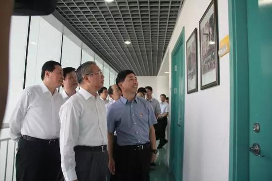 刘家义参观人民日报社早期老照片。徐锦庚介绍,这些老照片记录了人民日报与共和国共同的成长史。