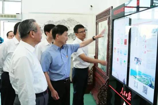 刘家义参观人民数字屏。