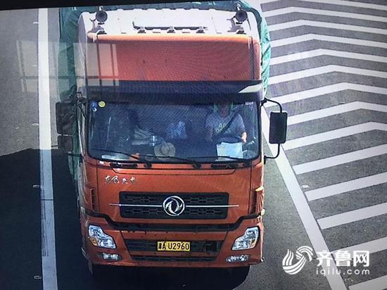 按照相關規定,該車駕駛員將面臨罰款400元,扣24分的處理。