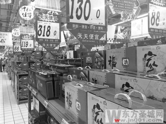超市內琳瑯滿目的中秋禮盒