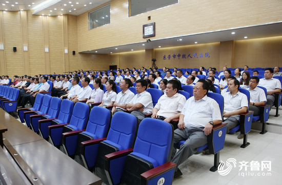 中共東營市委黨校第56期縣處級領導干部培訓班學員、人民監督員、媒體記者、被告人的近親屬及社會群眾等150余人旁聽了庭審。