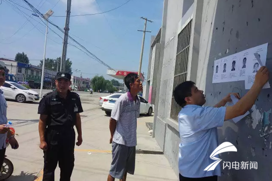 8月24日,法院工作人员现场张贴“老赖”名单。