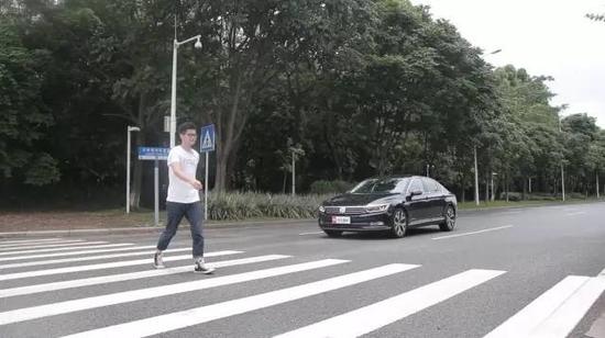 虽然出现鬼探头的原因大多都来自行人乱穿马路,但他们毕竟算是弱势群体,礼让他们也是理所应当的事情。