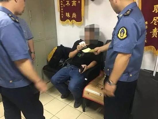 9月12日,涉事吐痰男子李某被找到。上海軌交公安供圖