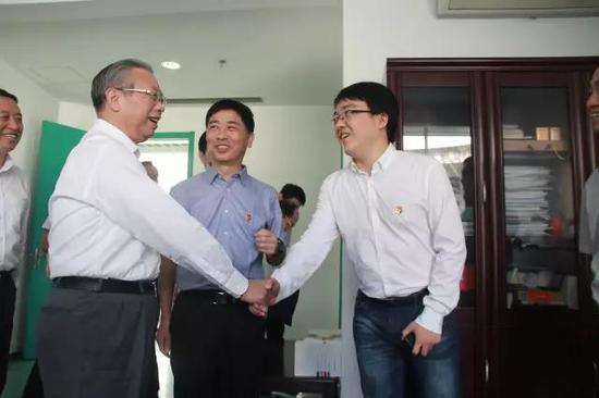 刘家义亲切慰问人民日报山东分社记者,他表示记者队伍年轻有活力!
