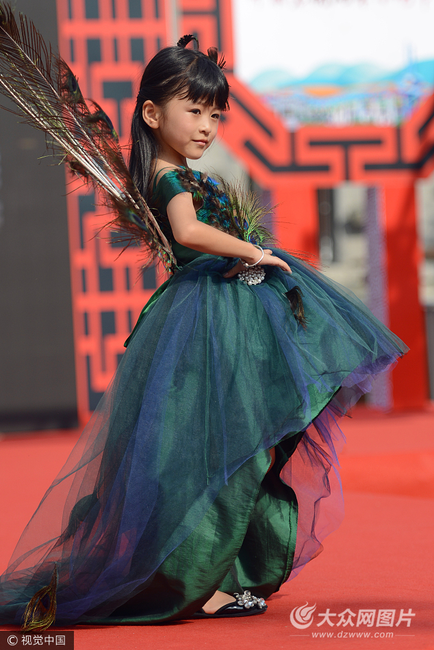 2017年9月10日，山东济南，萌娃时尚童装秀。