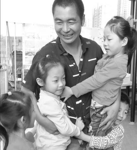 文慶磊接四胞胎放學(xué)。 本報記者 馬云雪 攝