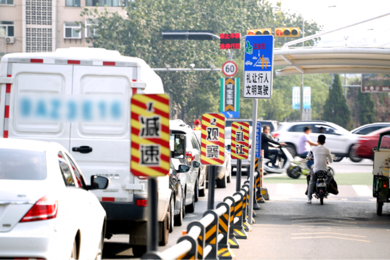 經十路與舜耕路路口的右轉車道旁新增了一組“減速、觀察、禮讓”的警示牌,提醒右轉車輛禮讓行人、文明駕駛。